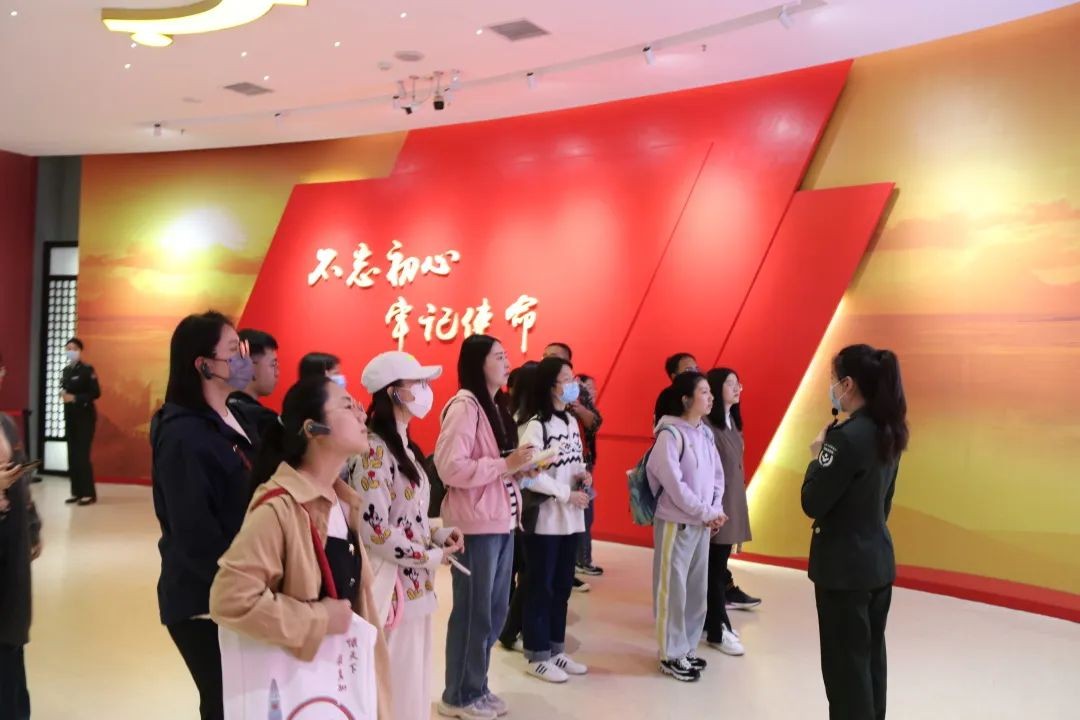 350vip8888新葡的京集团学生第二党支部开展“弘扬西柏坡精神 争做时代有为青年”主题党日活动6.jpg