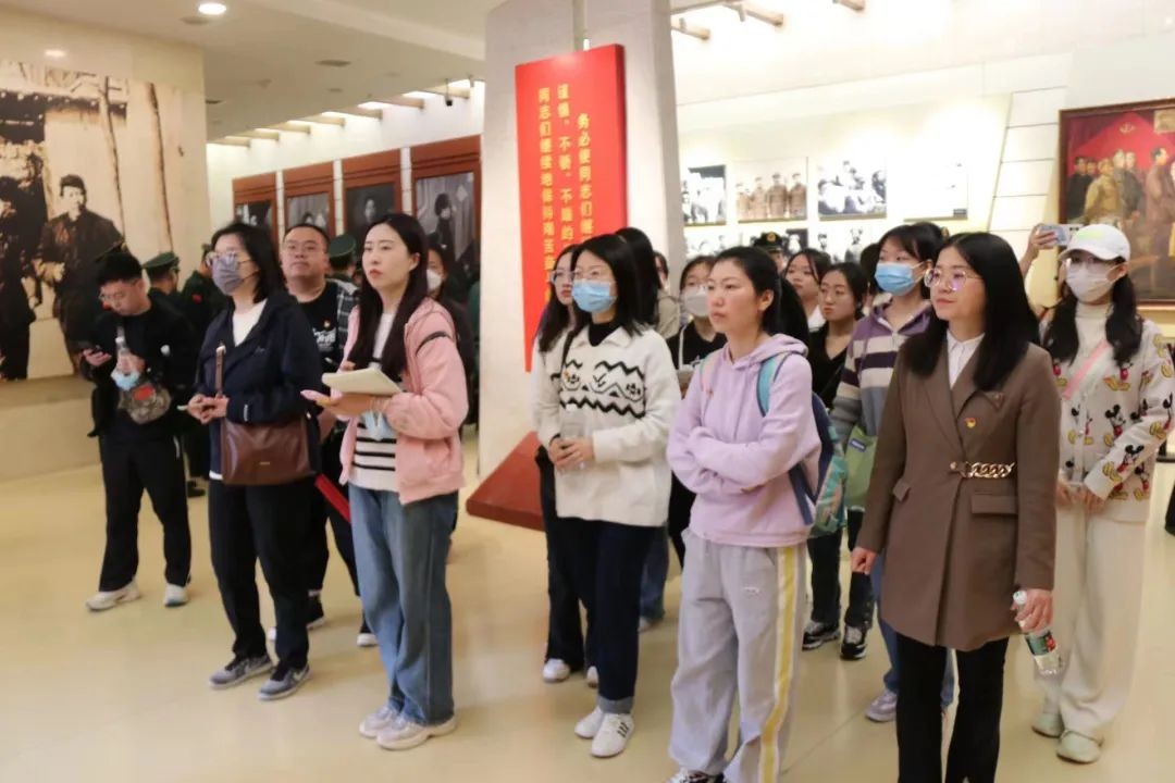 350vip8888新葡的京集团学生第二党支部开展“弘扬西柏坡精神 争做时代有为青年”主题党日活动2.jpg