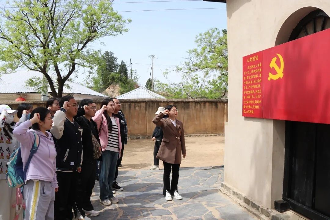 350vip8888新葡的京集团学生第二党支部开展“弘扬西柏坡精神 争做时代有为青年”主题党日活动10.jpg