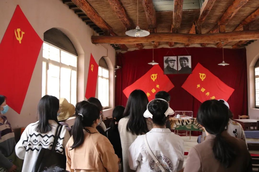 350vip8888新葡的京集团学生第二党支部开展“弘扬西柏坡精神 争做时代有为青年”主题党日活动7.jpg